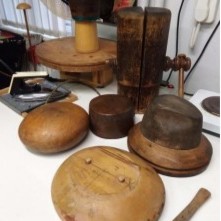 MODISTICKÉ A KLOBOUKOVÉ VYBAVENÍ